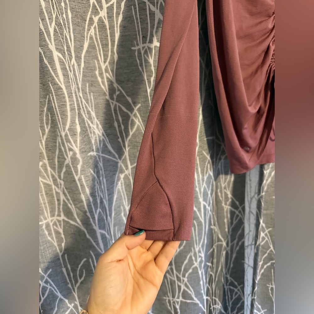 Lululemon Ruched V-Neck Long Sleeve Top - mauve size 12 - Picture 3 of 4